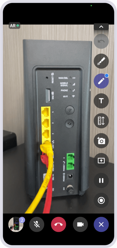 CareAR Assistを使い、スマホのカメラで, モデムの問題の箇所を映している画面